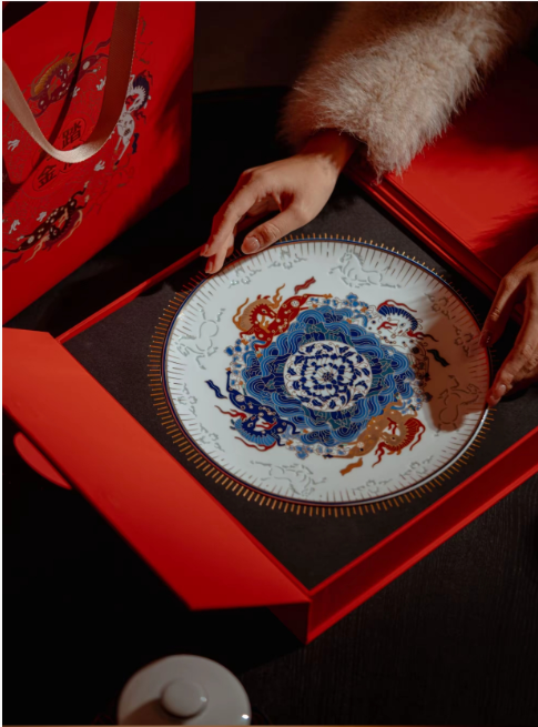 彩绘玲珑瓷观赏盘4